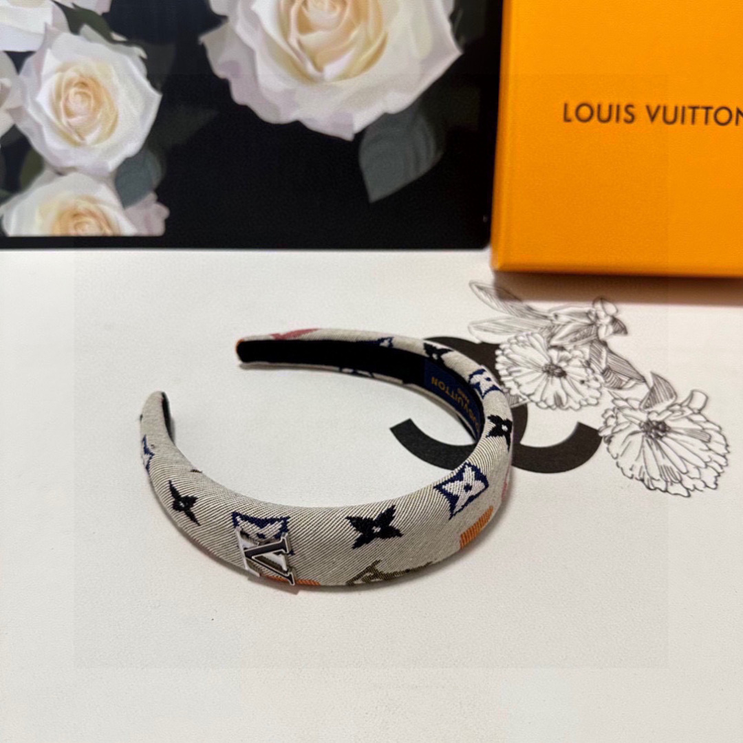  配专柜包装
LV（路易威登）最新发箍
小仙女快入手
特殊材质 不嘞头
可盐可甜～