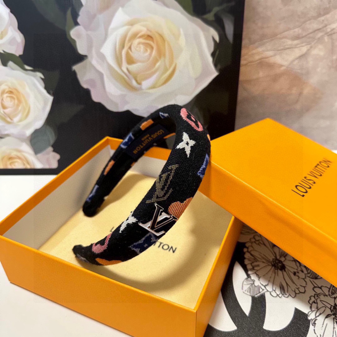  配专柜包装
LV（路易威登）最新发箍
小仙女快入手
特殊材质 不嘞头
可盐可甜～