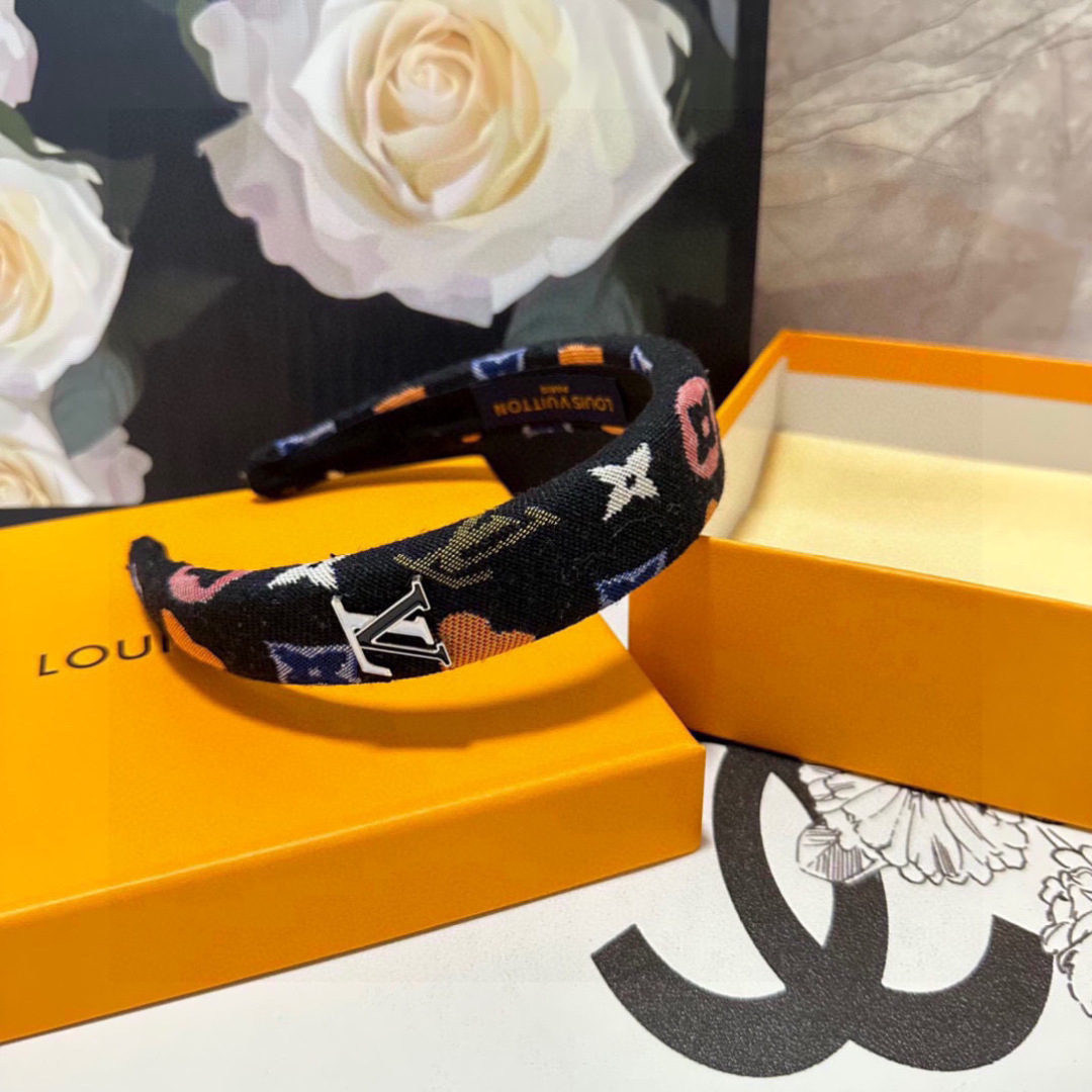  配专柜包装
LV（路易威登）最新发箍
小仙女快入手
特殊材质 不嘞头
可盐可甜～