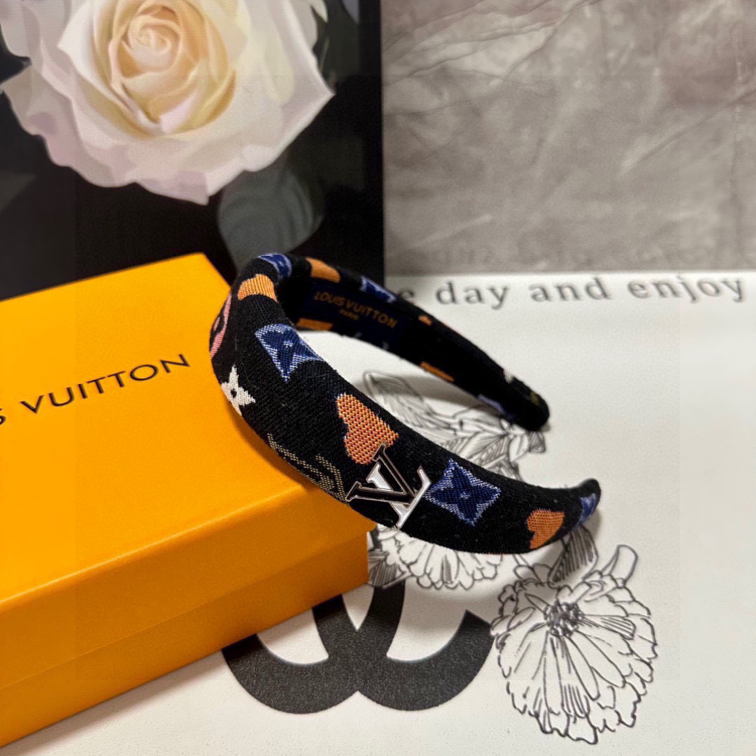  配专柜包装
LV（路易威登）最新发箍
小仙女快入手
特殊材质 不嘞头
可盐可甜～