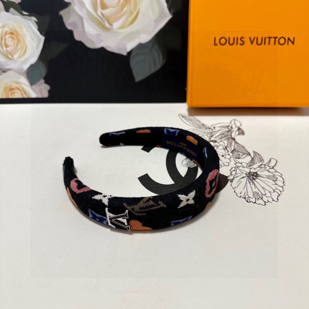  配专柜包装
LV（路易威登）最新发箍
小仙女快入手
特殊材质 不嘞头
可盐可甜～