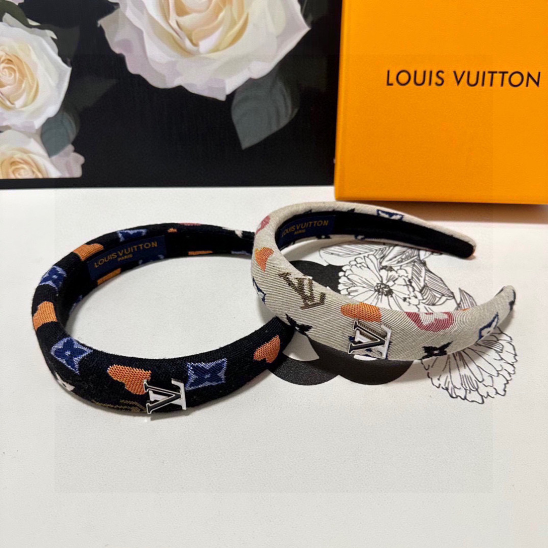  配专柜包装
LV（路易威登）最新发箍
小仙女快入手
特殊材质 不嘞头
可盐可甜～