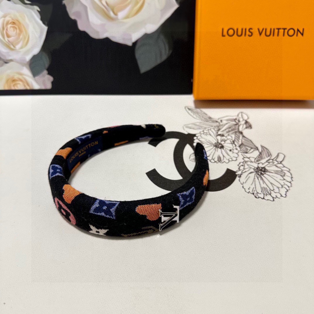  配专柜包装
LV（路易威登）最新发箍
小仙女快入手
特殊材质 不嘞头
可盐可甜～