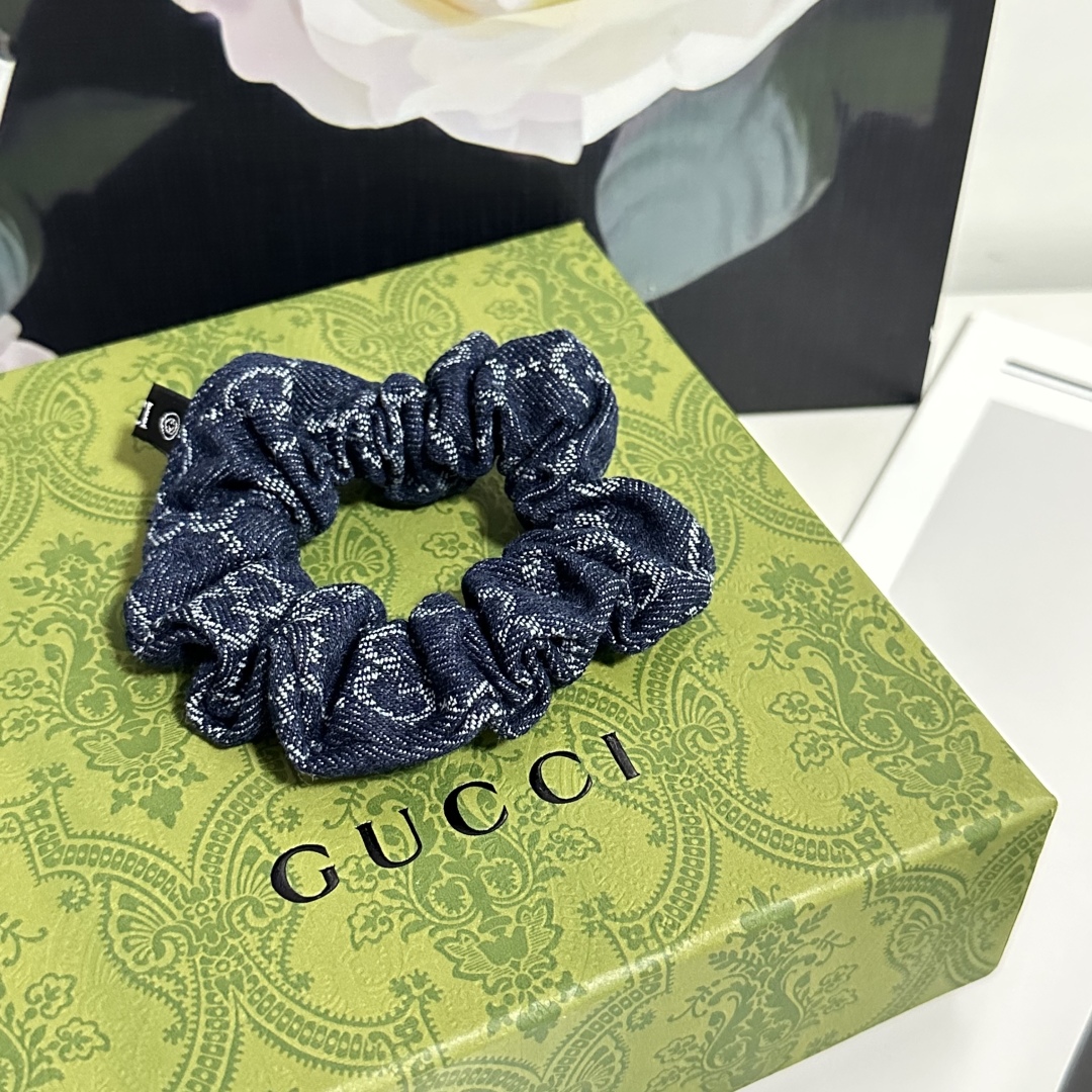  配包装
Gucci（古驰）经典老花发圈 带头上或者手上都非常好看  时尚百搭人手必备单品☑️