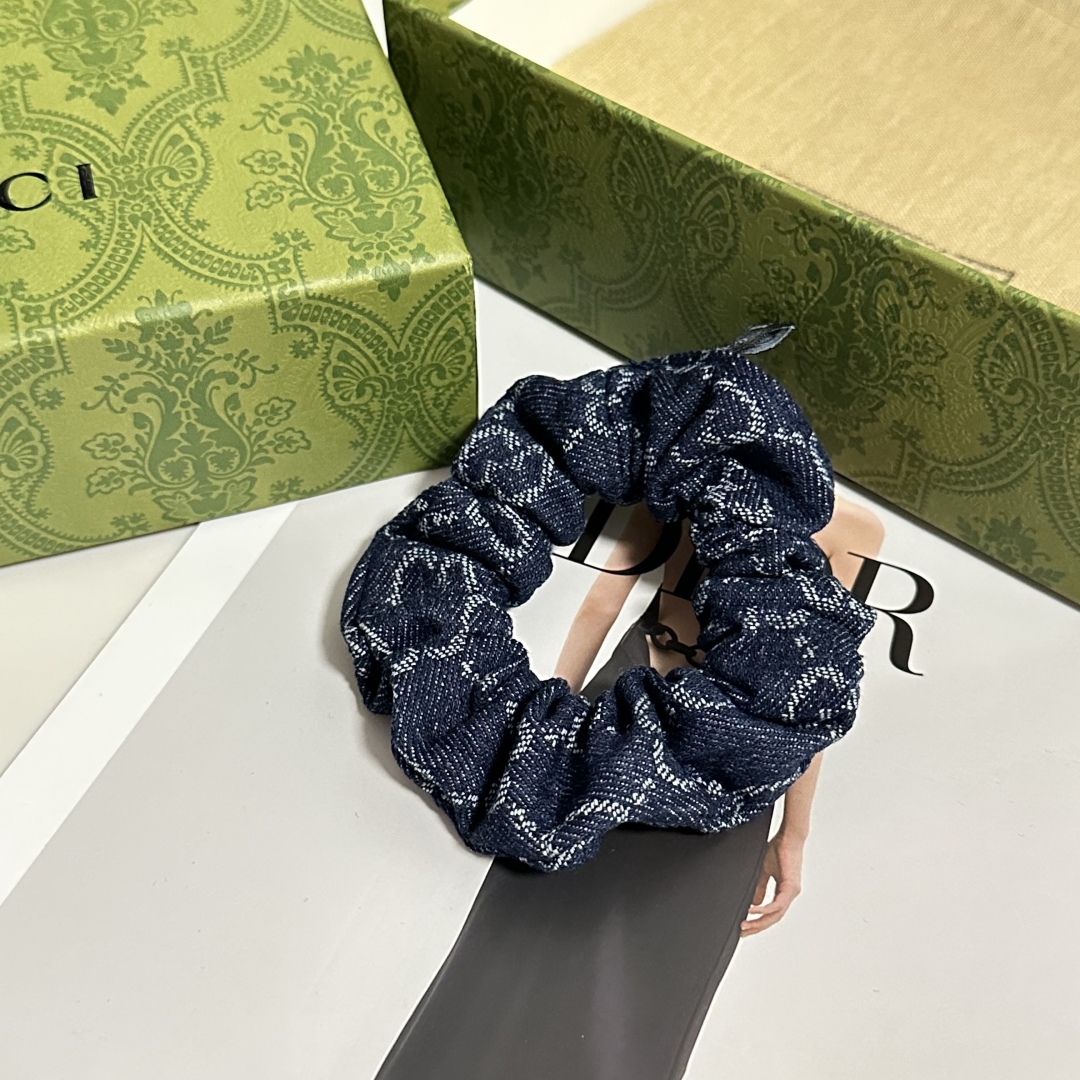 配包装
Gucci（古驰）经典老花发圈 带头上或者手上都非常好看  时尚百搭人手必备单品☑️