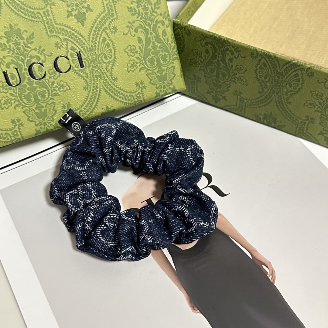 配包装
Gucci（古驰）经典老花发圈 带头上或者手上都非常好看  时尚百搭人手必备单品☑️