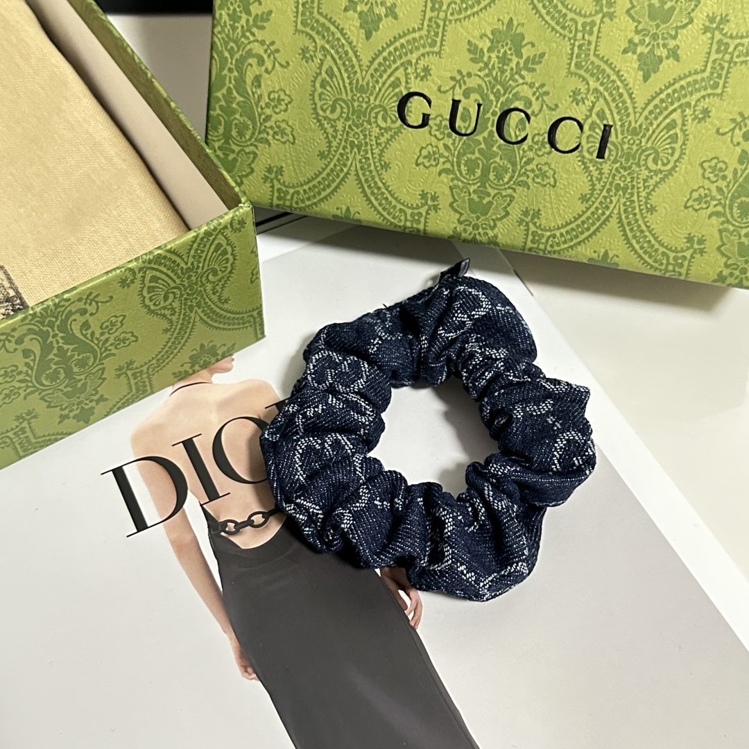  配包装
Gucci（古驰）经典老花发圈 带头上或者手上都非常好看  时尚百搭人手必备单品☑️