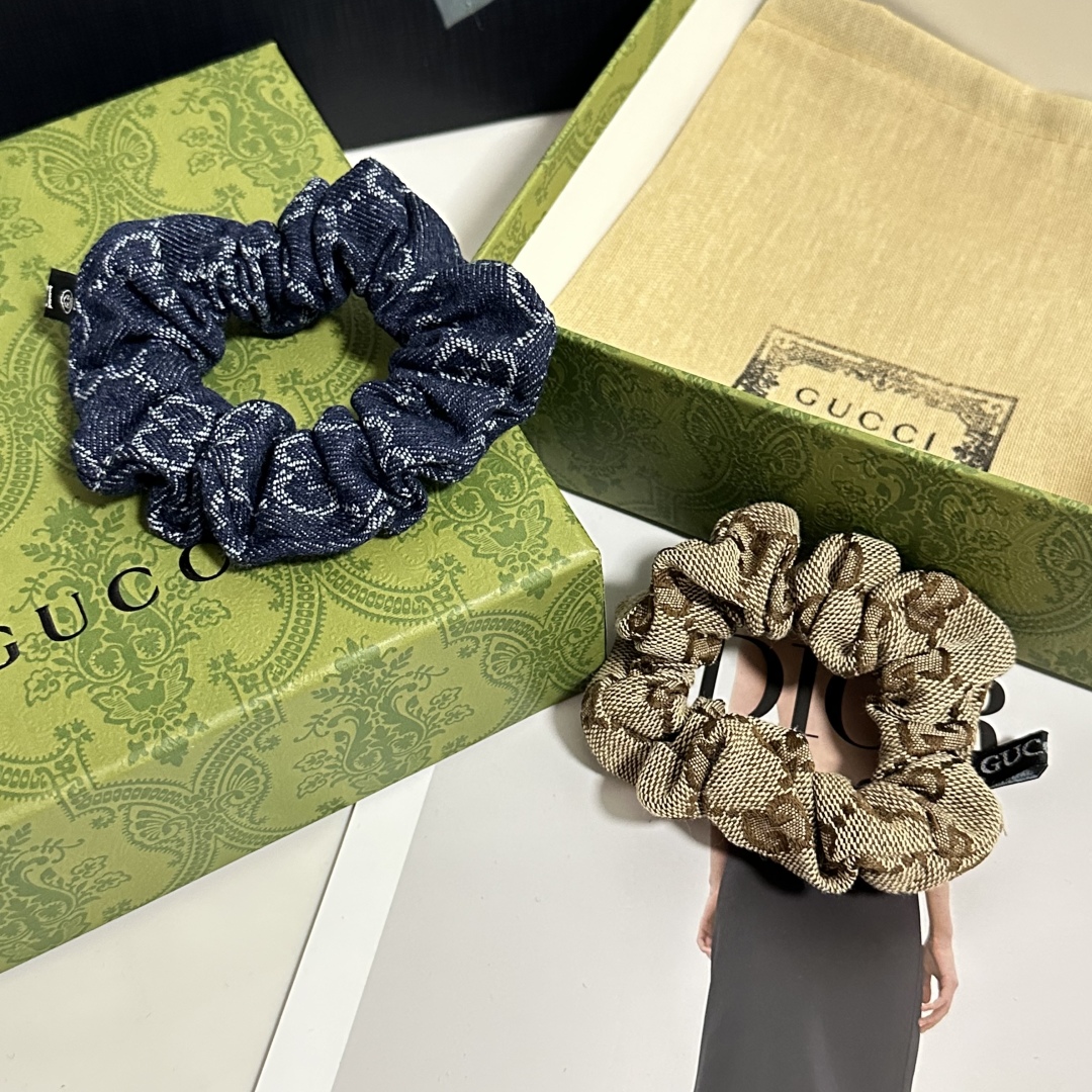  配包装
Gucci（古驰）经典老花发圈 带头上或者手上都非常好看  时尚百搭人手必备单品☑️