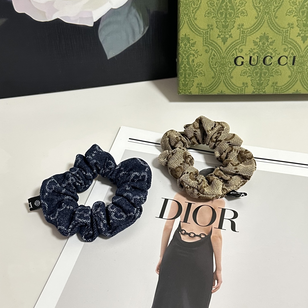  配包装
Gucci（古驰）经典老花发圈 带头上或者手上都非常好看  时尚百搭人手必备单品☑️