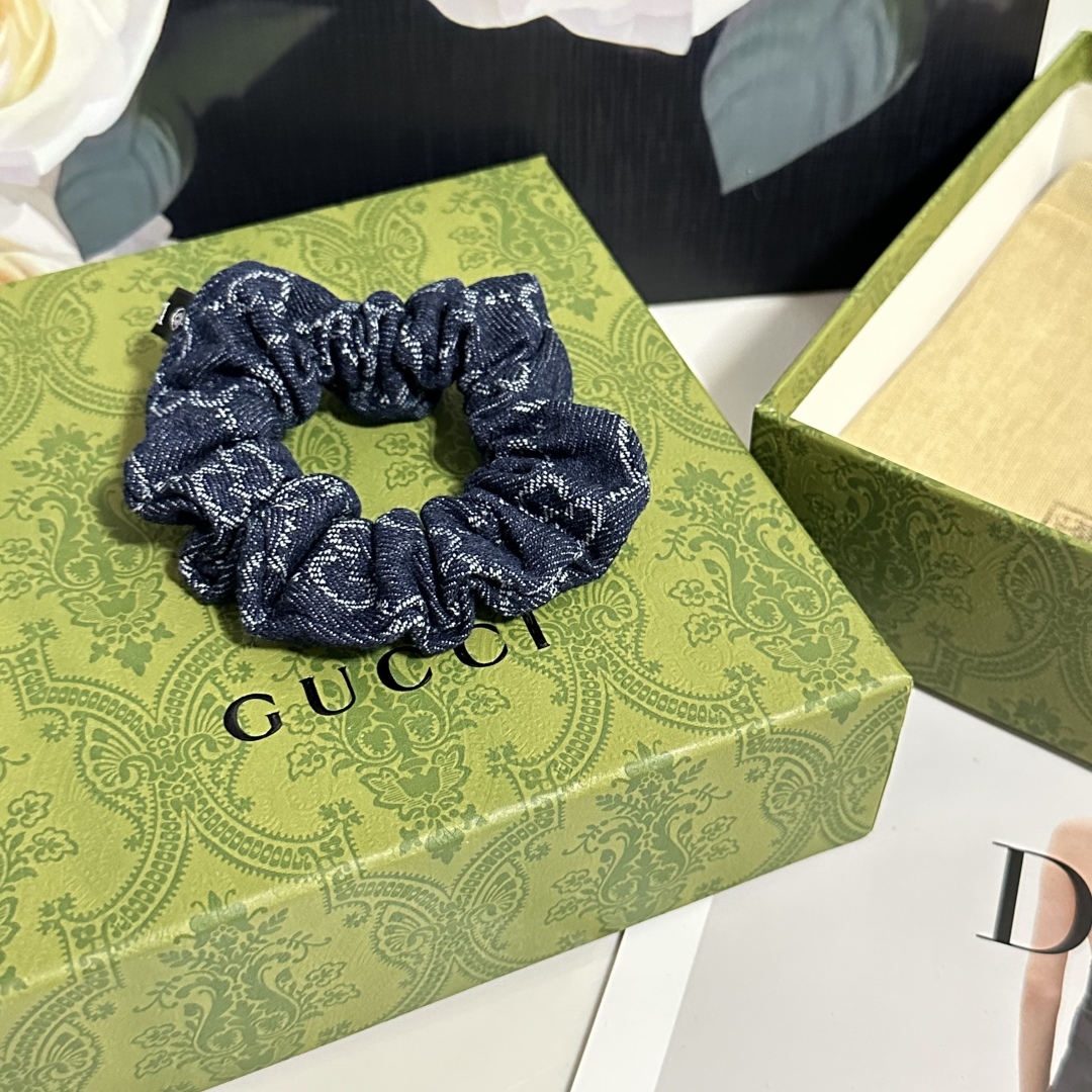  配包装
Gucci（古驰）经典老花发圈 带头上或者手上都非常好看  时尚百搭人手必备单品☑️