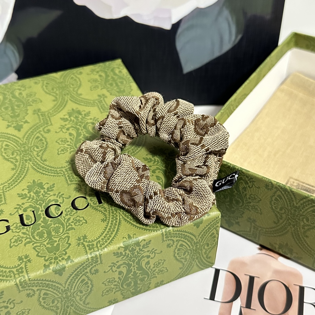  配包装
Gucci（古驰）经典老花发圈 带头上或者手上都非常好看  时尚百搭人手必备单品☑️