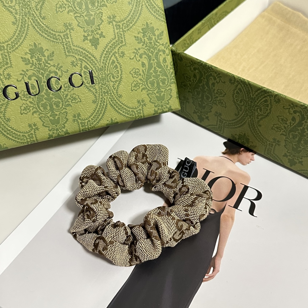  配包装
Gucci（古驰）经典老花发圈 带头上或者手上都非常好看  时尚百搭人手必备单品☑️