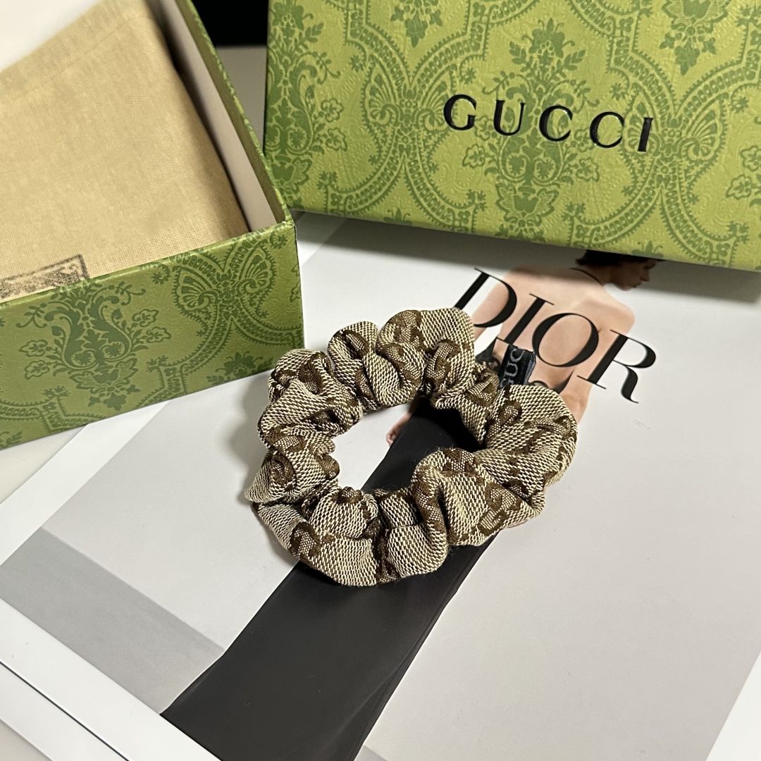  配包装
Gucci（古驰）经典老花发圈 带头上或者手上都非常好看  时尚百搭人手必备单品☑️