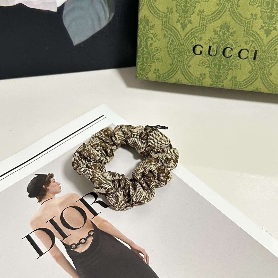  配包装
Gucci（古驰）经典老花发圈 带头上或者手上都非常好看  时尚百搭人手必备单品☑️