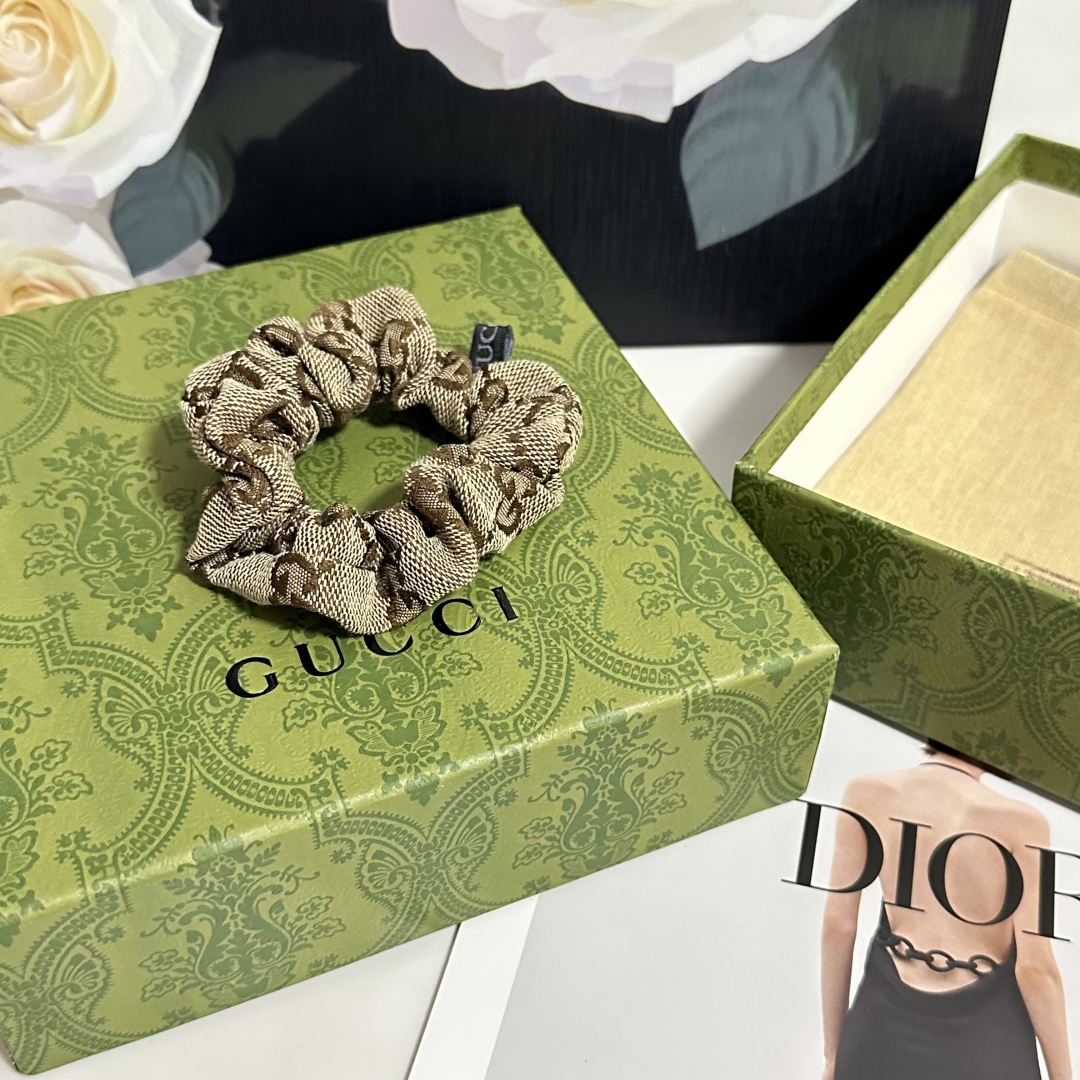  配包装
Gucci（古驰）经典老花发圈 带头上或者手上都非常好看  时尚百搭人手必备单品☑️