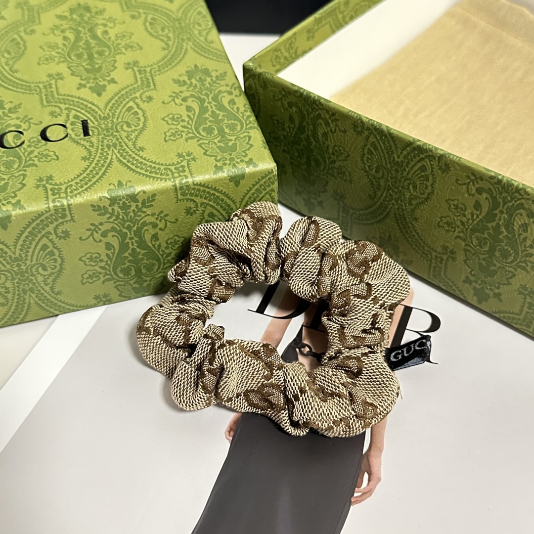 配包装
Gucci（古驰）经典老花发圈 带头上或者手上都非常好看  时尚百搭人手必备单品☑️