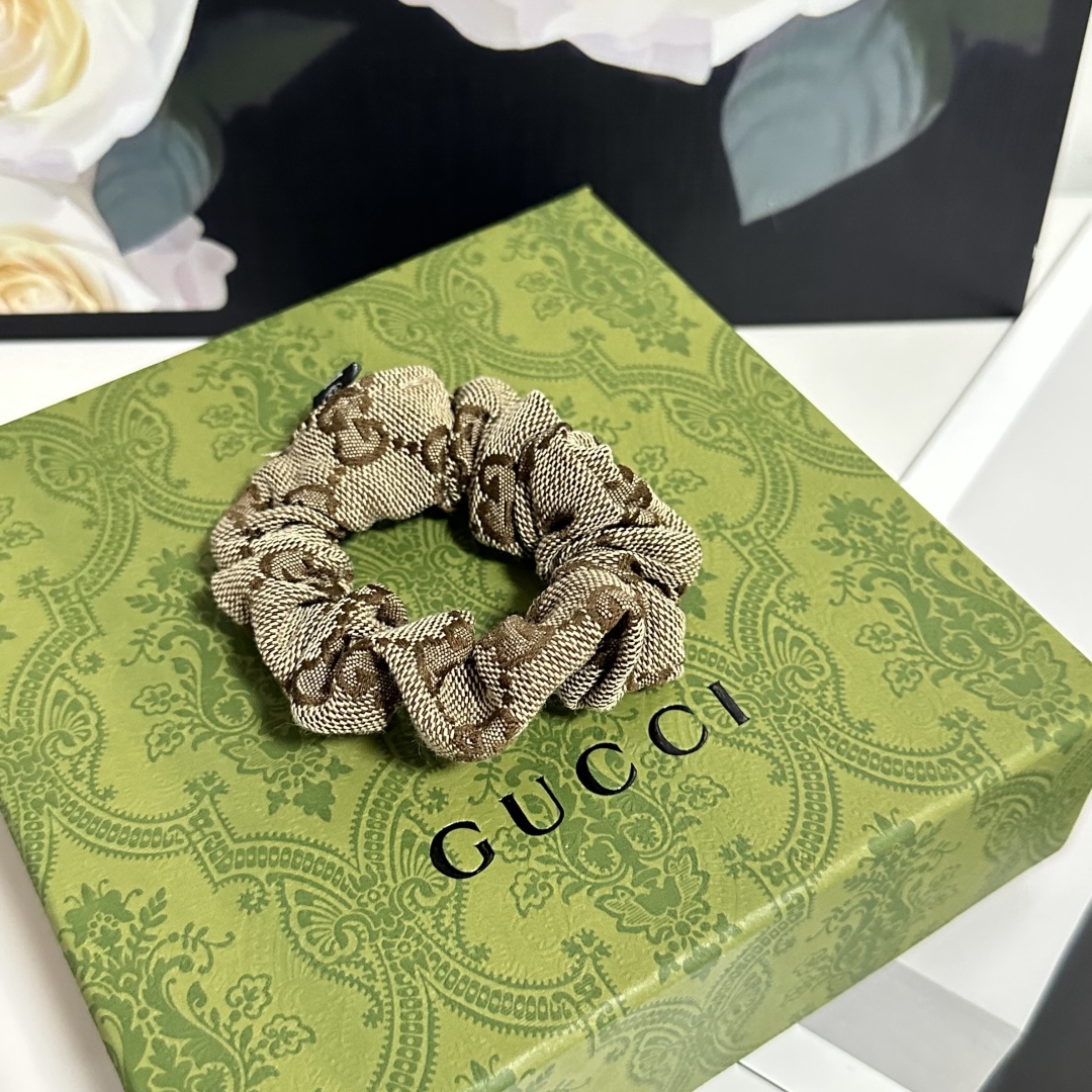  配包装
Gucci（古驰）经典老花发圈 带头上或者手上都非常好看  时尚百搭人手必备单品☑️