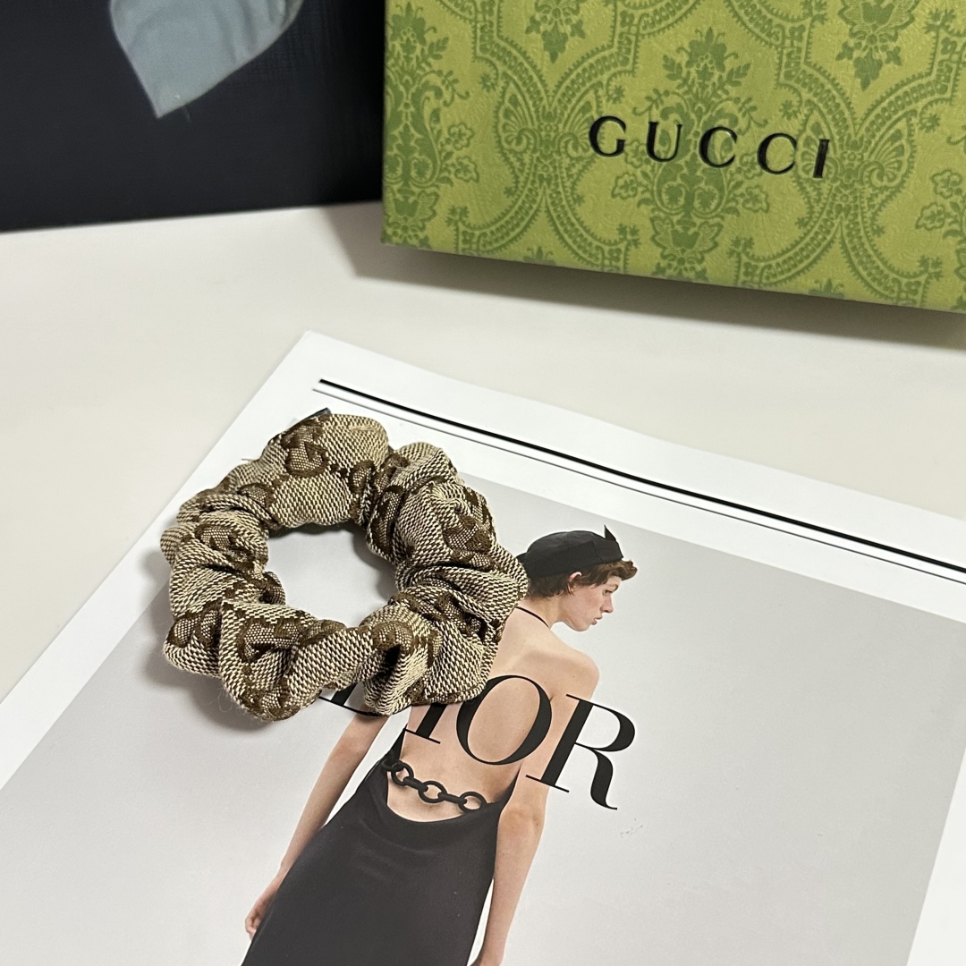  配包装
Gucci（古驰）经典老花发圈 带头上或者手上都非常好看  时尚百搭人手必备单品☑️