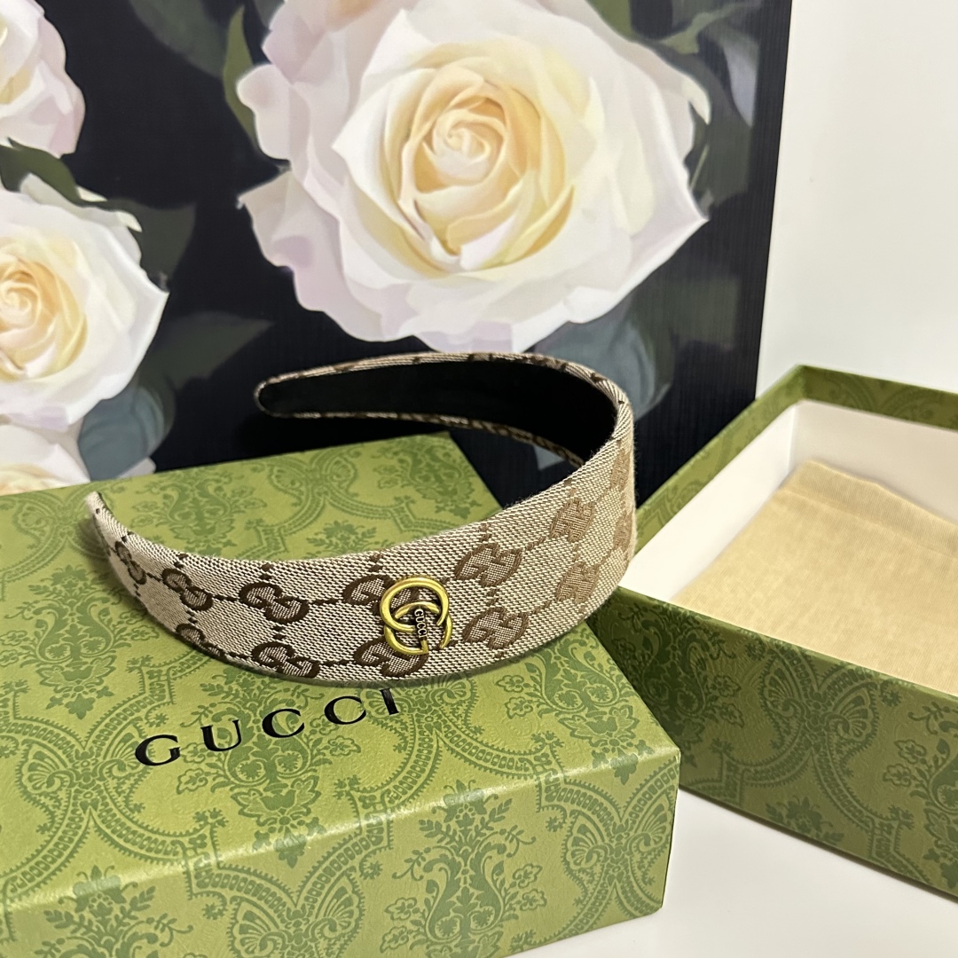  配专柜包装
Gucci（古驰）最新老花发箍
小仙女快入手
特殊材质 不嘞头
可盐可甜～