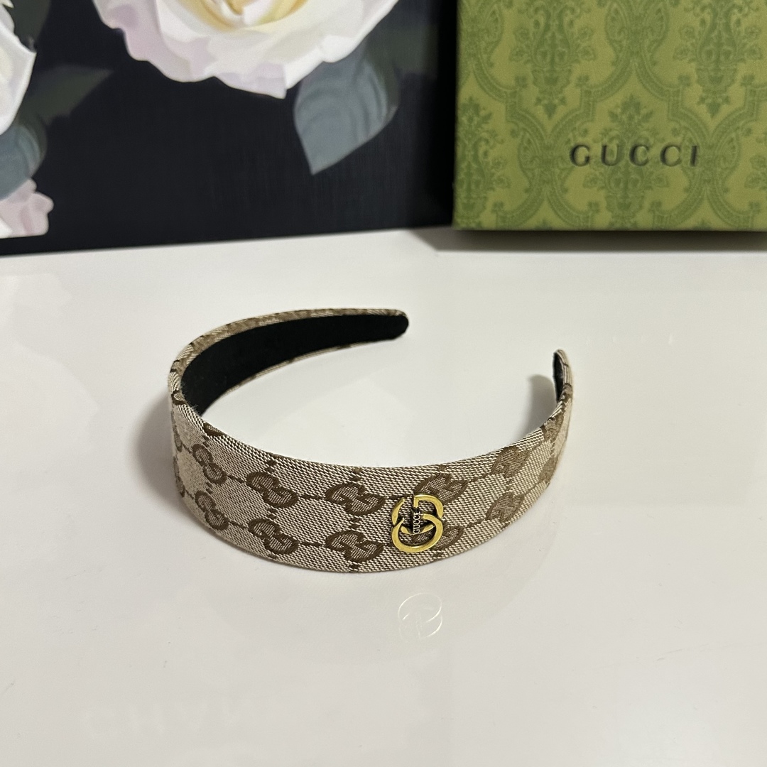  配专柜包装
Gucci（古驰）最新老花发箍
小仙女快入手
特殊材质 不嘞头
可盐可甜～