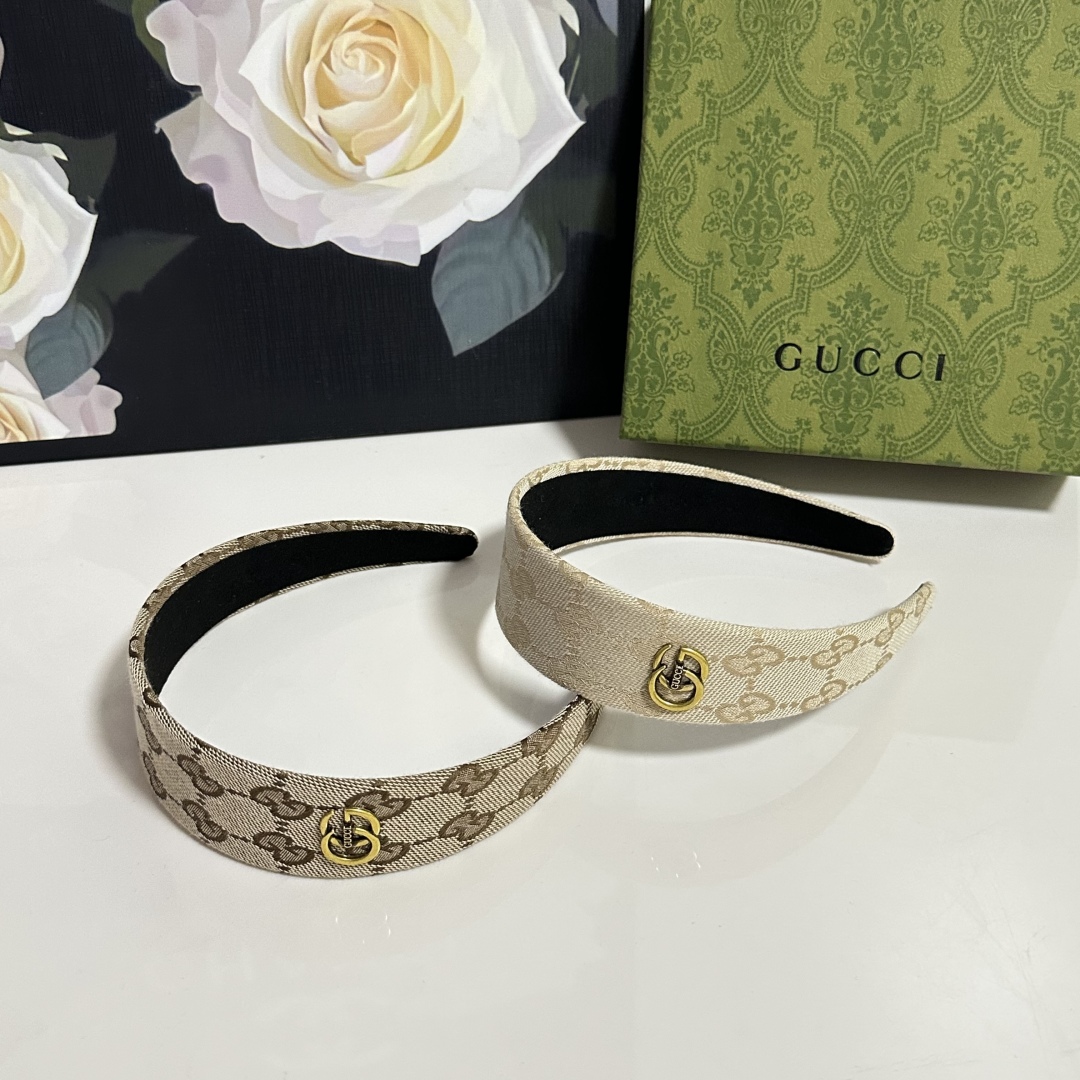 配专柜包装
Gucci（古驰）最新老花发箍
小仙女快入手
特殊材质 不嘞头
可盐可甜～