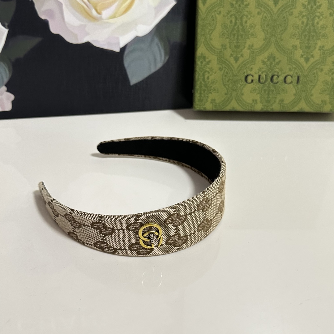  配专柜包装
Gucci（古驰）最新老花发箍
小仙女快入手
特殊材质 不嘞头
可盐可甜～