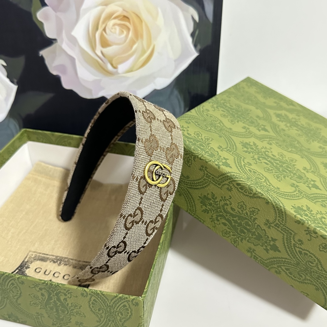  配专柜包装
Gucci（古驰）最新老花发箍
小仙女快入手
特殊材质 不嘞头
可盐可甜～