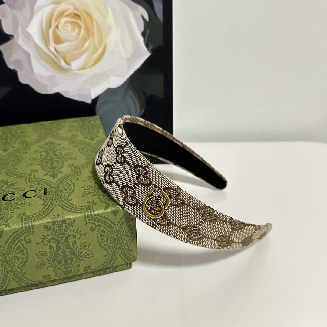  配专柜包装
Gucci（古驰）最新老花发箍
小仙女快入手
特殊材质 不嘞头
可盐可甜～