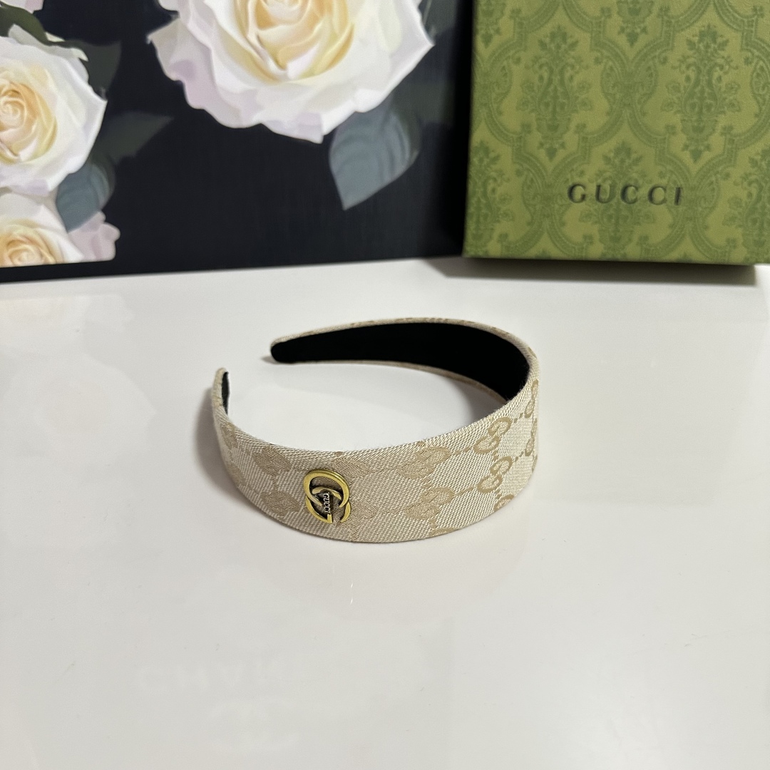  配专柜包装
Gucci（古驰）最新老花发箍
小仙女快入手
特殊材质 不嘞头
可盐可甜～