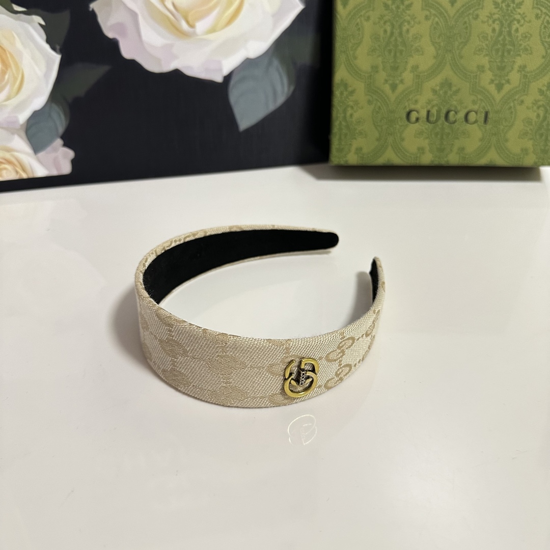  配专柜包装
Gucci（古驰）最新老花发箍
小仙女快入手
特殊材质 不嘞头
可盐可甜～
