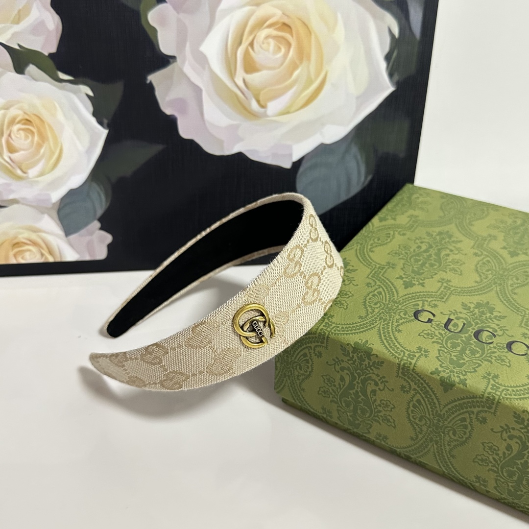  配专柜包装
Gucci（古驰）最新老花发箍
小仙女快入手
特殊材质 不嘞头
可盐可甜～