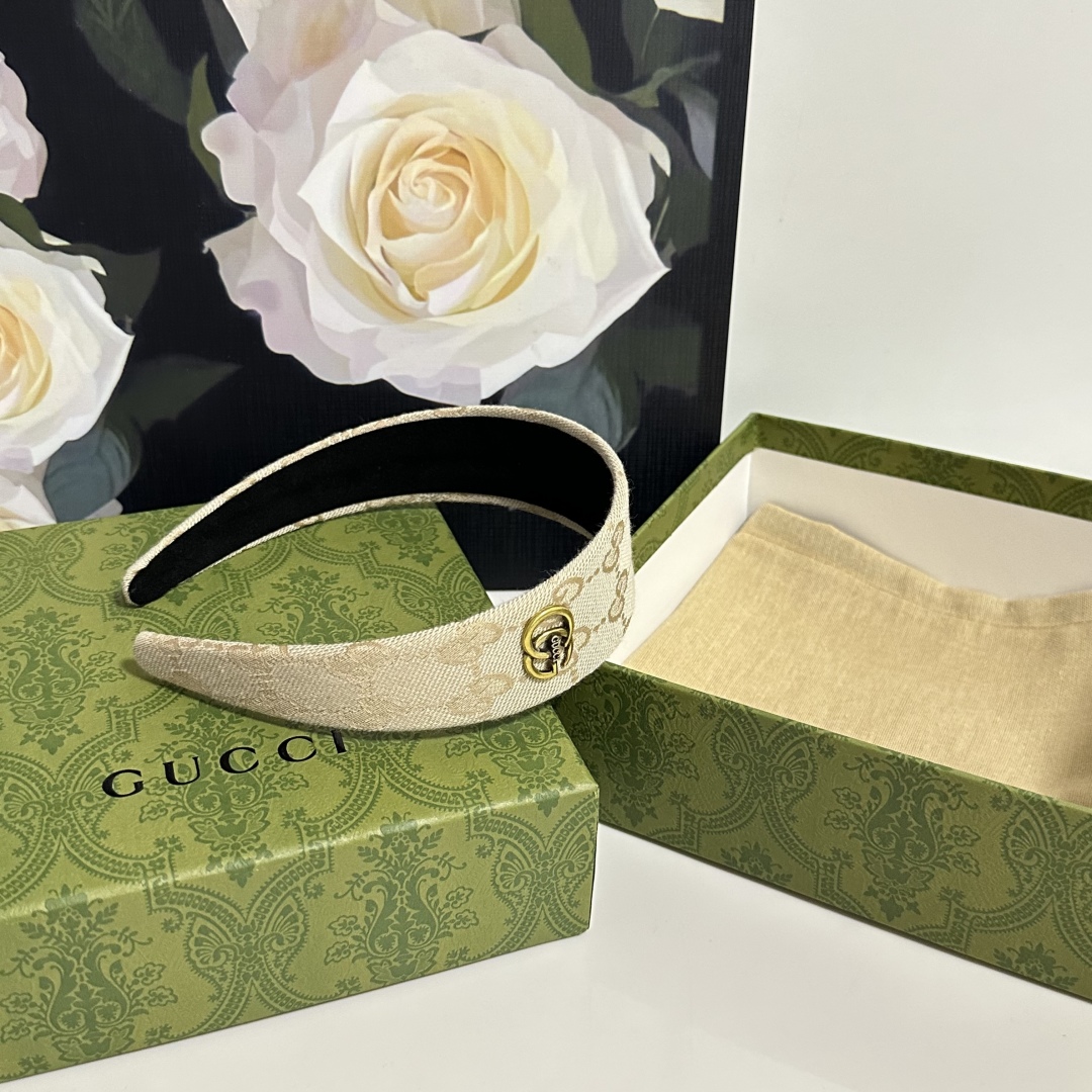  配专柜包装
Gucci（古驰）最新老花发箍
小仙女快入手
特殊材质 不嘞头
可盐可甜～