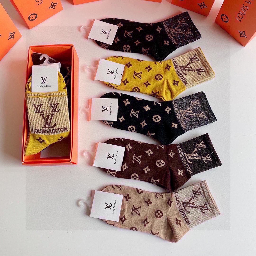  💛配专柜包装
LV（路易威登）新款金丝中长款堆堆袜袜子！一盒五双，专柜同步筒袜袜子，💛大牌出街，潮人必