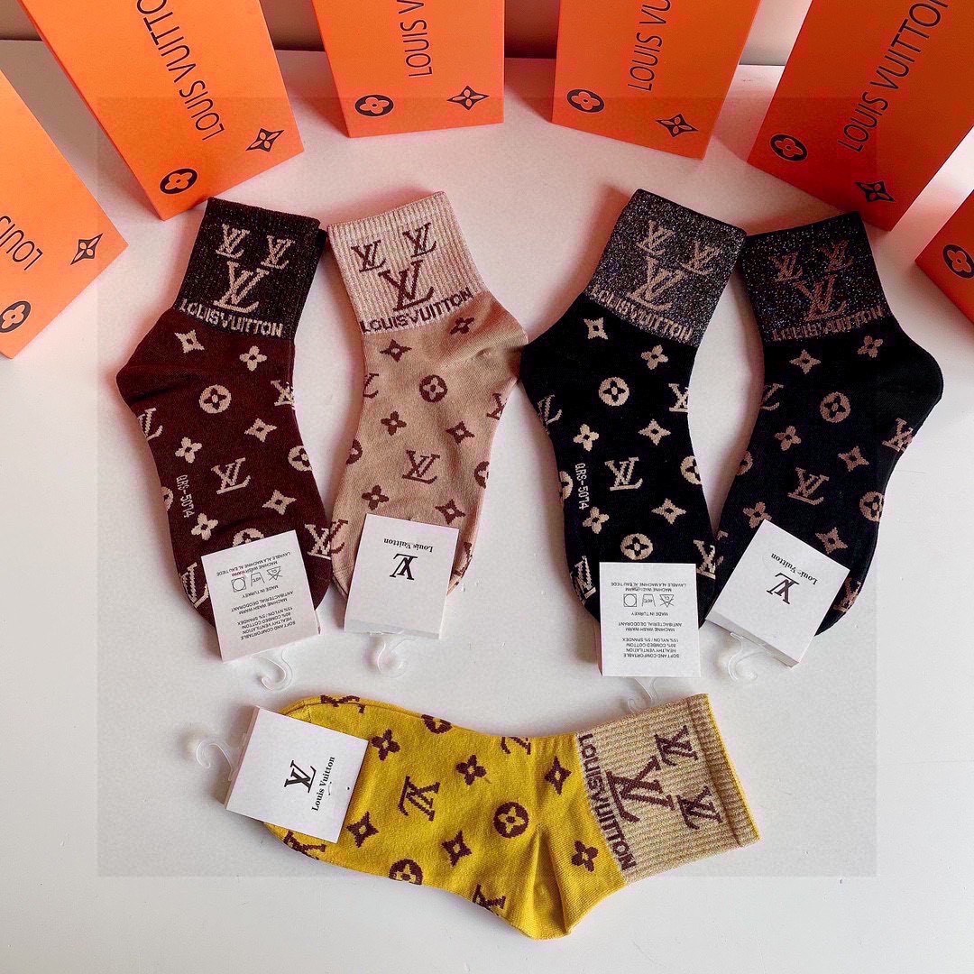  💛配专柜包装
LV（路易威登）新款金丝中长款堆堆袜袜子！一盒五双，专柜同步筒袜袜子，💛大牌出街，潮人必