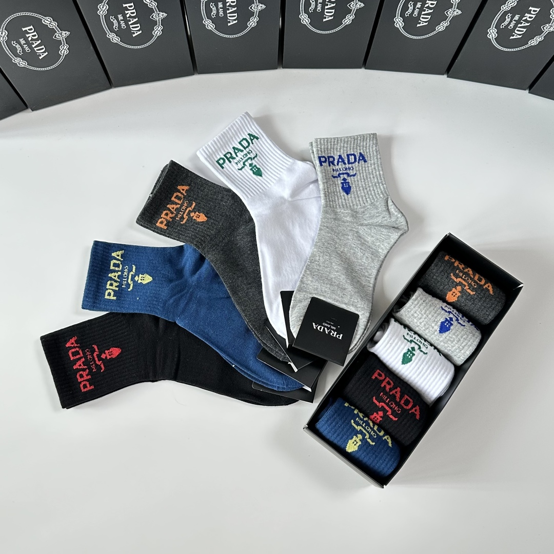 特批🉐️¥100💛配包装
Prada（普拉达）新款中筒款堆堆袜袜子！一盒五双， 专柜同步筒款袜子，💛大牌