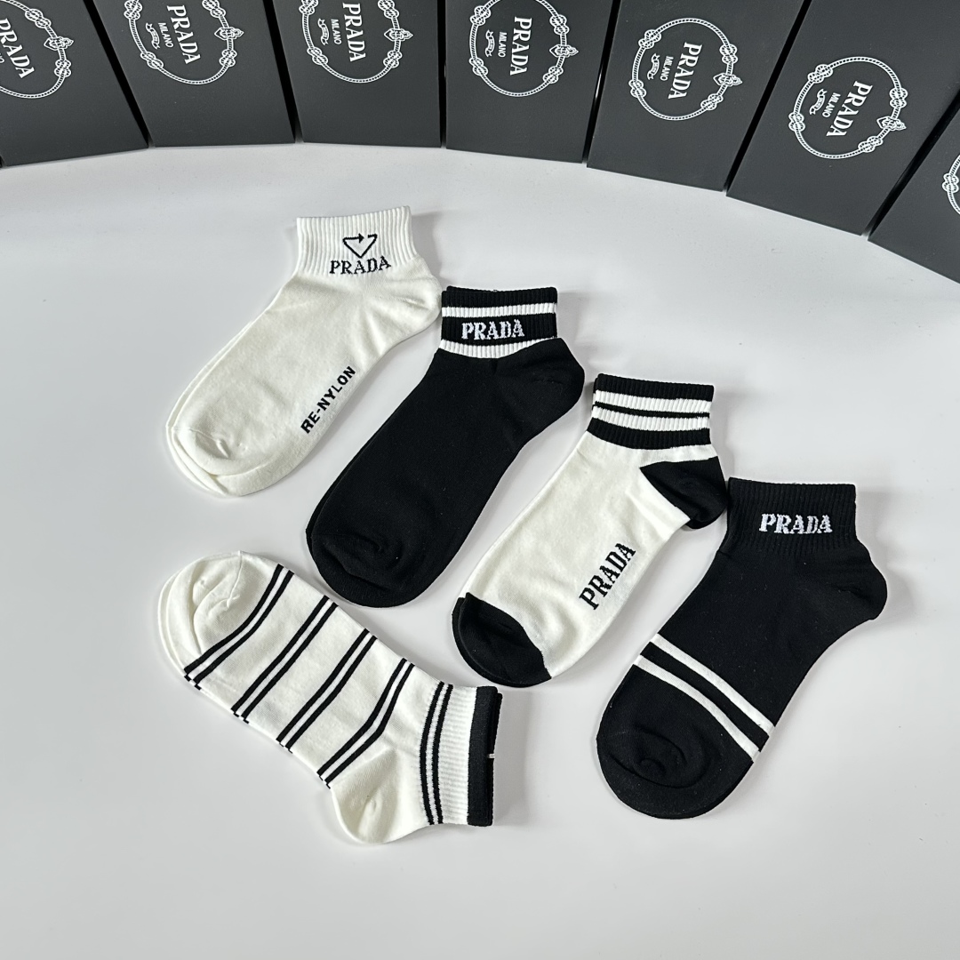 特批🉐️¥100💛配包装
Prada（普拉达）新款中短款堆堆袜袜子！一盒五双， 专柜同步筒款袜子，💛大牌