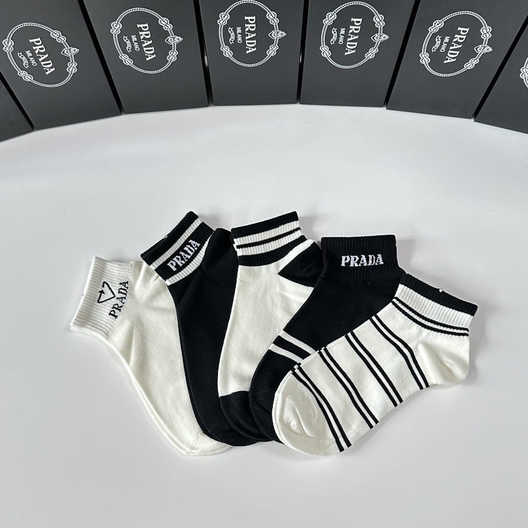 特批🉐️¥100💛配包装
Prada（普拉达）新款中短款堆堆袜袜子！一盒五双， 专柜同步筒款袜子，💛大牌