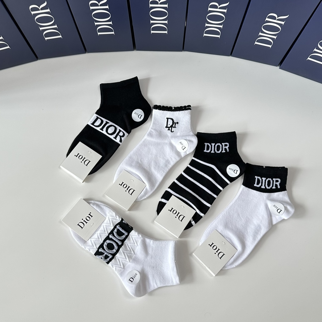 💛配包装DIOR（迪奥）新款中短款堆堆袜袜子！一盒五双， 专柜同步筒款袜子，💛大牌出街，潮人必备🔥超好搭