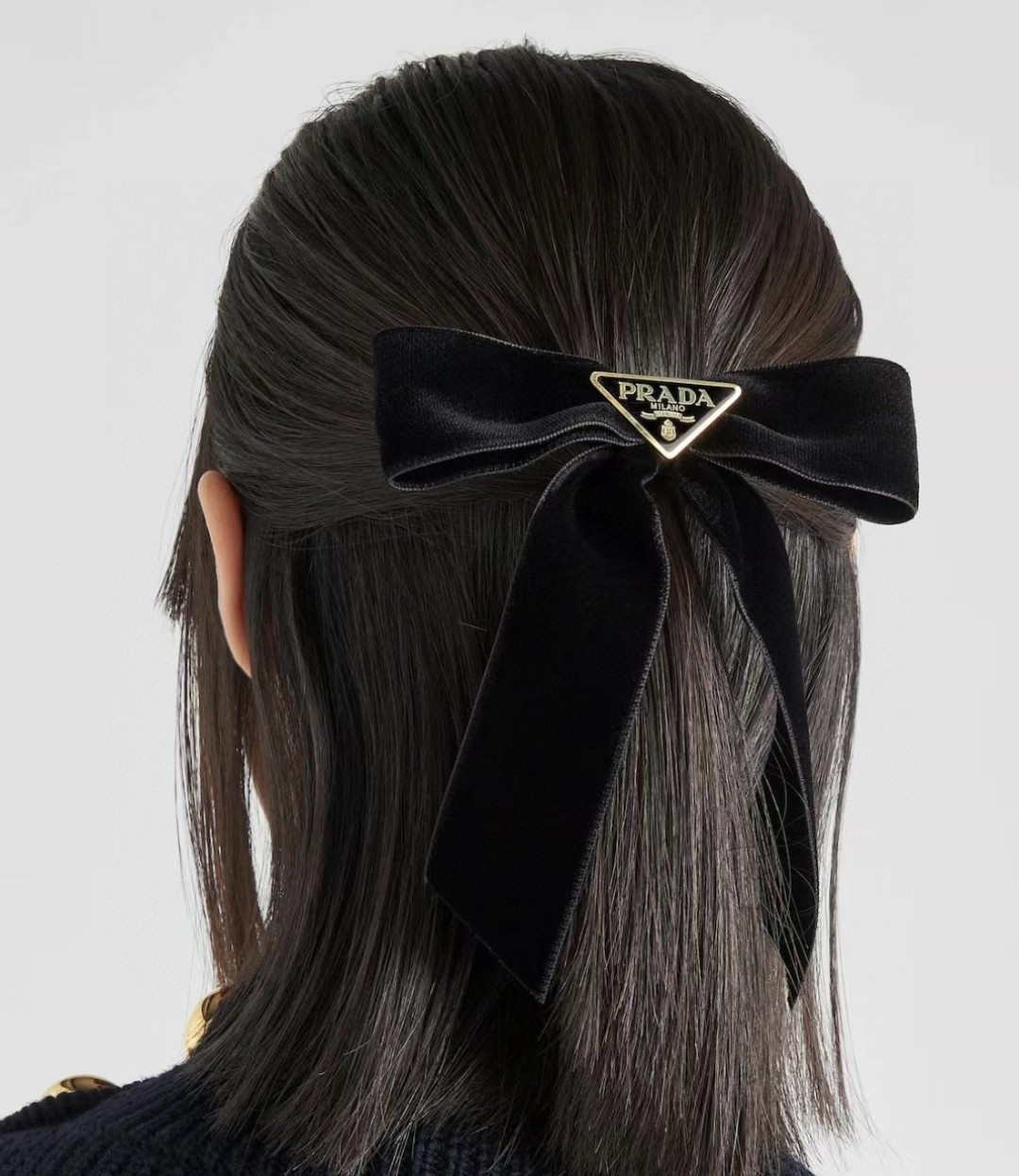 NO:542801,Specially equipped with counter packaging PRADA (Prada) official website latest bow hardware velvet hairpin #Tell me!  A must-have item for everyone. This one must be bought. The fairy is going to take it. Whoever wears it looks good~ Hairpins, hairpins, prada, prada, hairpins19860909特 配专柜包装 PRADA（普拉达）官网同款最新蝴蝶结五金丝绒发夹# 信我！人手必备的单品 这件必须买 洋气神仙颜值 小仙女要收了它,谁戴谁好看～发夹,发夹,prada,prada,hairpins,accessory