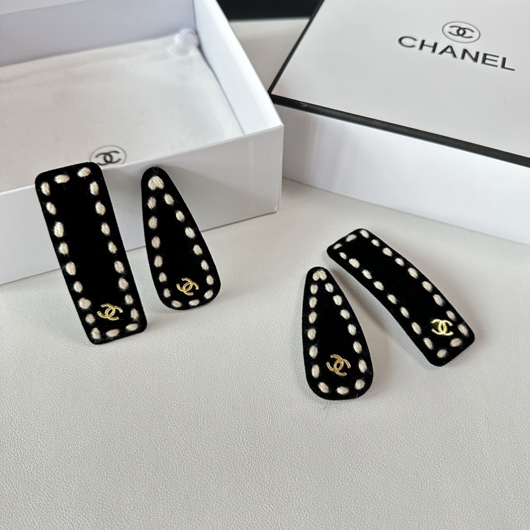    （两件套） 配全套包装
CHANEL（香奈儿）今年最好卖的新款
Vintage中古复古发夹
超仙的
