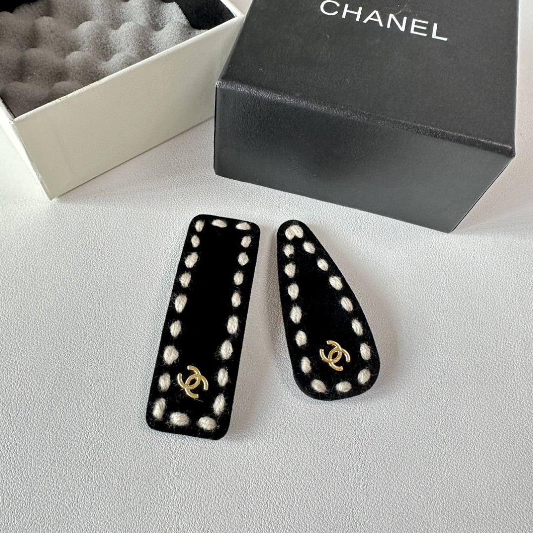    （两件套） 配全套包装
CHANEL（香奈儿）今年最好卖的新款
Vintage中古复古发夹
超仙的