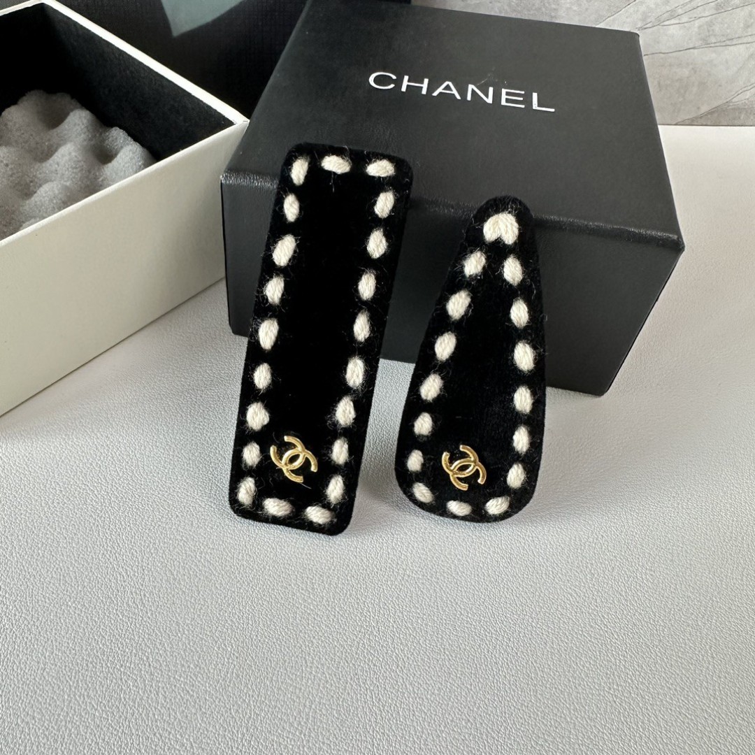    （两件套） 配全套包装
CHANEL（香奈儿）今年最好卖的新款
Vintage中古复古发夹
超仙的