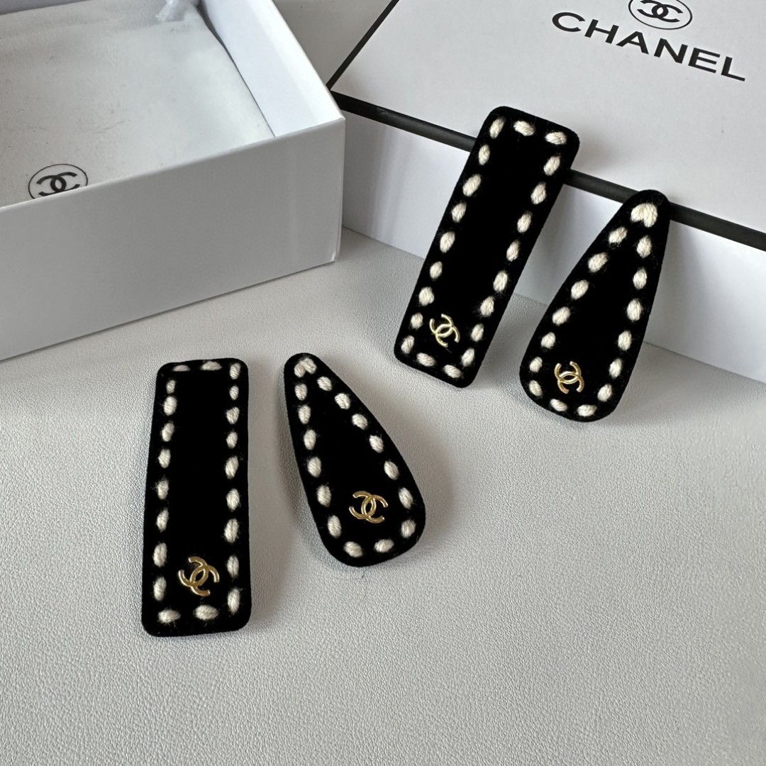    （两件套） 配全套包装
CHANEL（香奈儿）今年最好卖的新款
Vintage中古复古发夹
超仙的