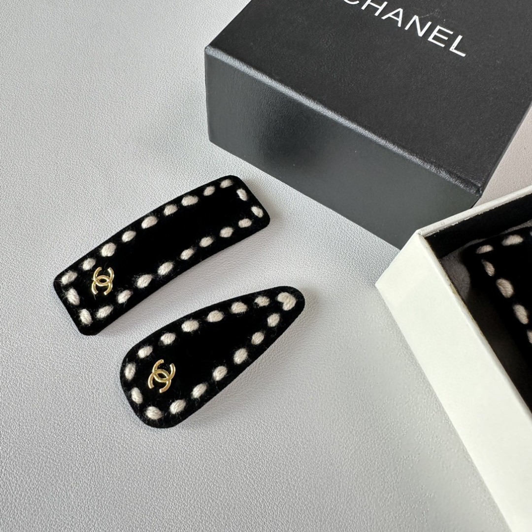    （两件套） 配全套包装
CHANEL（香奈儿）今年最好卖的新款
Vintage中古复古发夹
超仙的