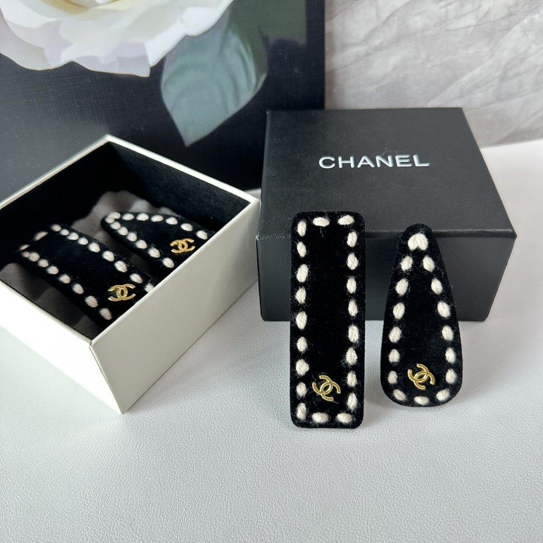    （两件套） 配全套包装
CHANEL（香奈儿）今年最好卖的新款
Vintage中古复古发夹
超仙的