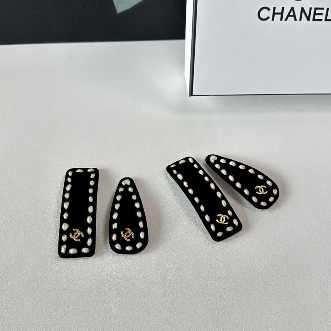    （两件套） 配全套包装
CHANEL（香奈儿）今年最好卖的新款
Vintage中古复古发夹
超仙的