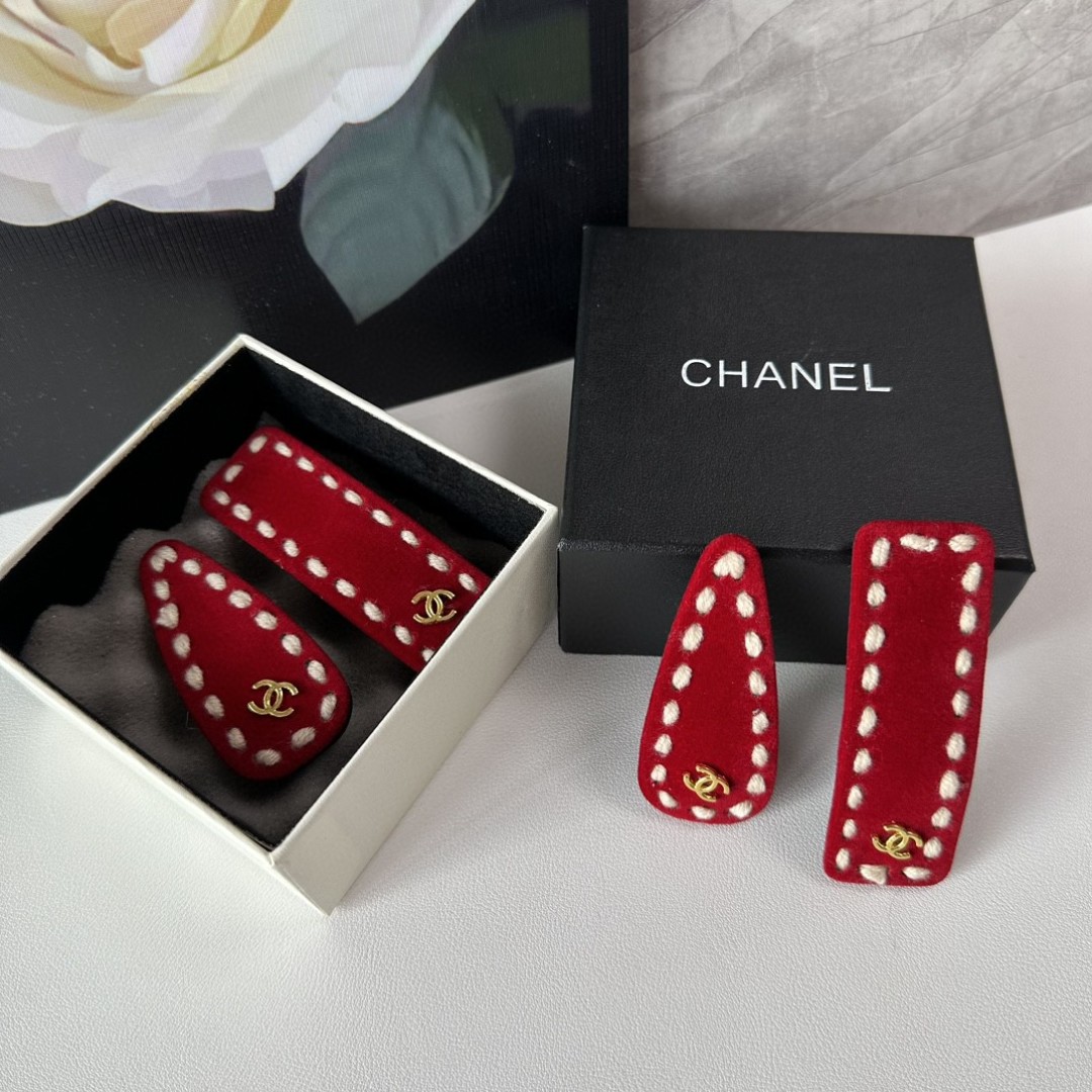    （两件套） 配全套包装
CHANEL（香奈儿）今年最好卖的新款
Vintage中古复古发夹
超仙的