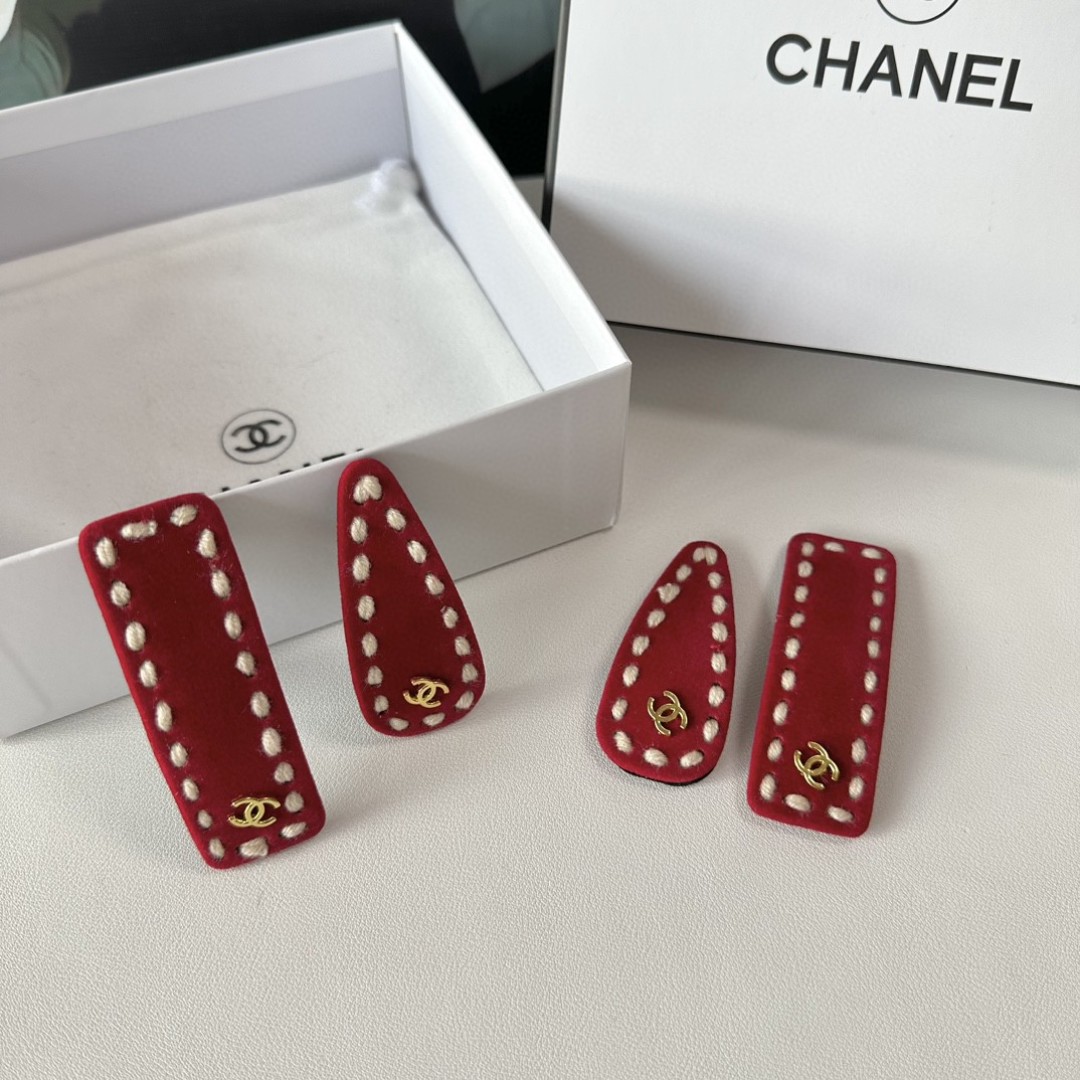    （两件套） 配全套包装
CHANEL（香奈儿）今年最好卖的新款
Vintage中古复古发夹
超仙的