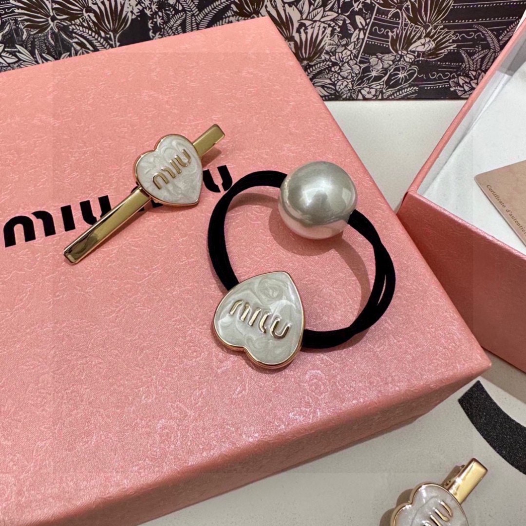    （两件套） 配全套包装
MiuMiu（缪缪）今年最好卖的新款
Vintage中古复古发夹
超仙的一