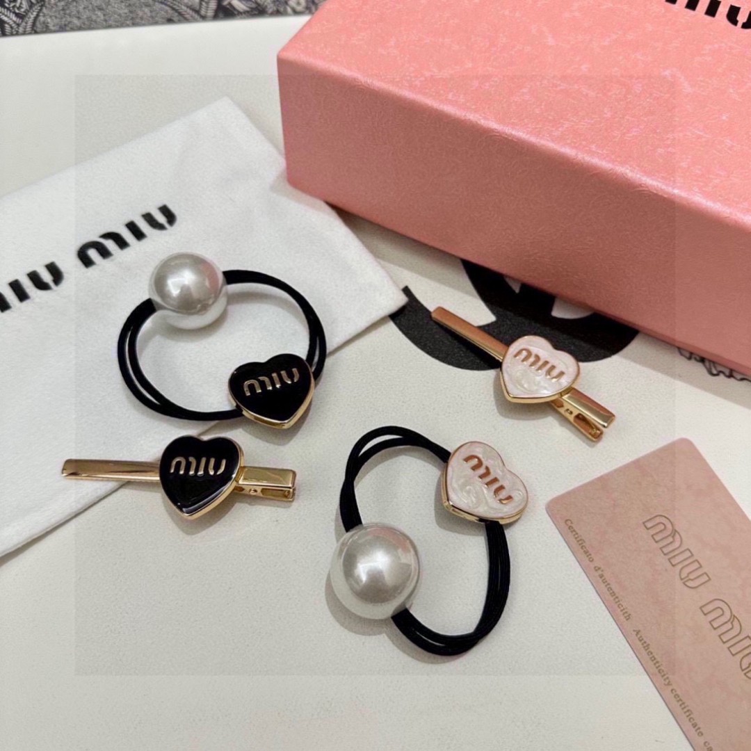    （两件套） 配全套包装
MiuMiu（缪缪）今年最好卖的新款
Vintage中古复古发夹
超仙的一